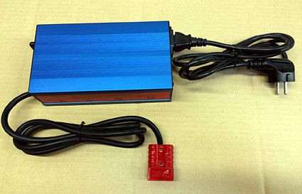 Caricabatterie Ebinger 24V - 8Ah, con connettore di alimentazione (rosso) per EP-CART tipo A + B, 77490