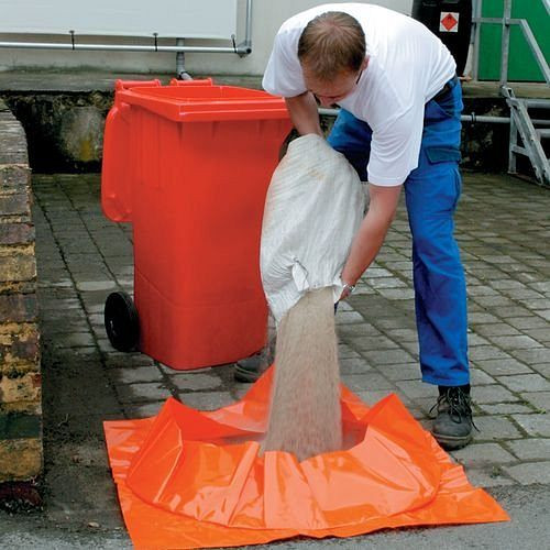 Copertura del condotto DENIOS in polietilene con adesivo e 3 sacchi di sabbia vuoti in un contenitore per rotoli, 201-660