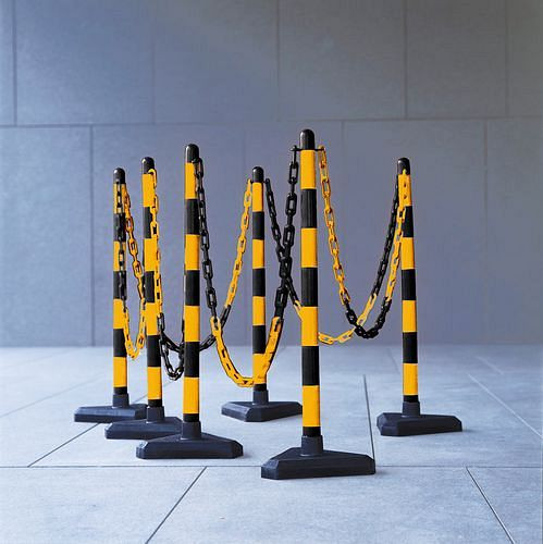 Set supporto catena DENIOS, 6 pezzi, 870mm, catena 10m, giallo/nero, base triangolare in plastica, riempita di cemento, 180-246