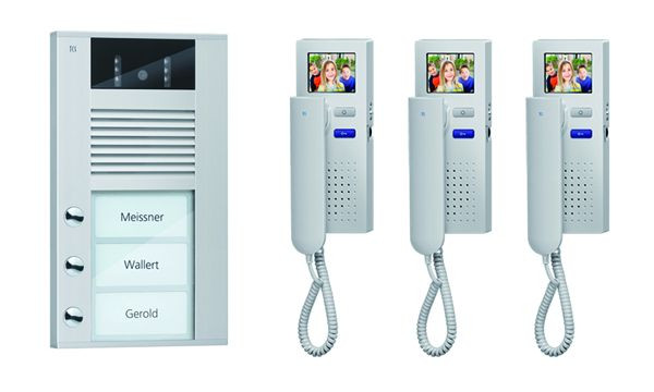 Videocitofono TCS: pack AP per 3 unità abitative, con posto esterno AVD 3 pulsanti campanello, 3x videocitofono IVH3222, comando, PVE1530-0010